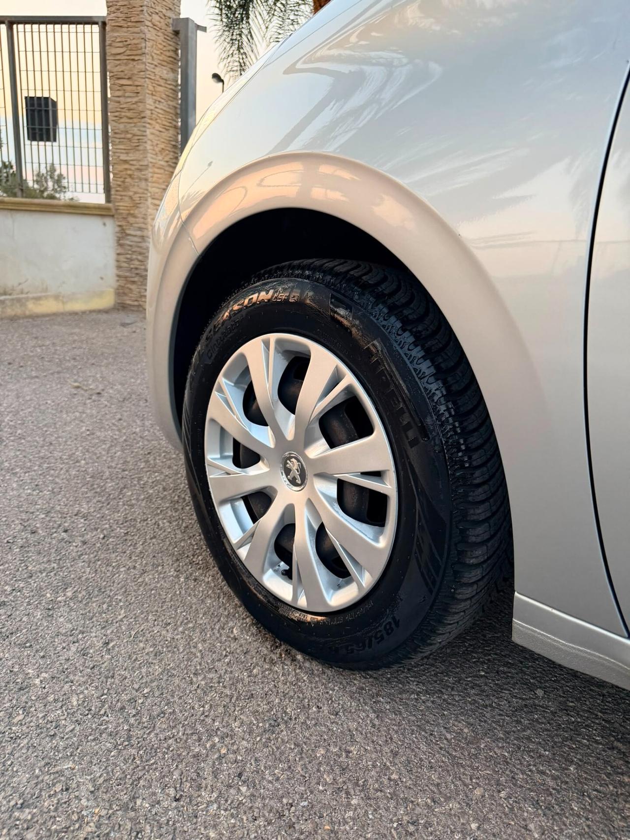 Peugeot 208 1.4 HDi 68 CV 5 porte Allure