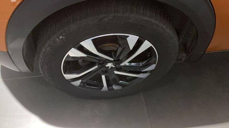 Peugeot 2008 motore elettrico 136 CV Allure Pack
