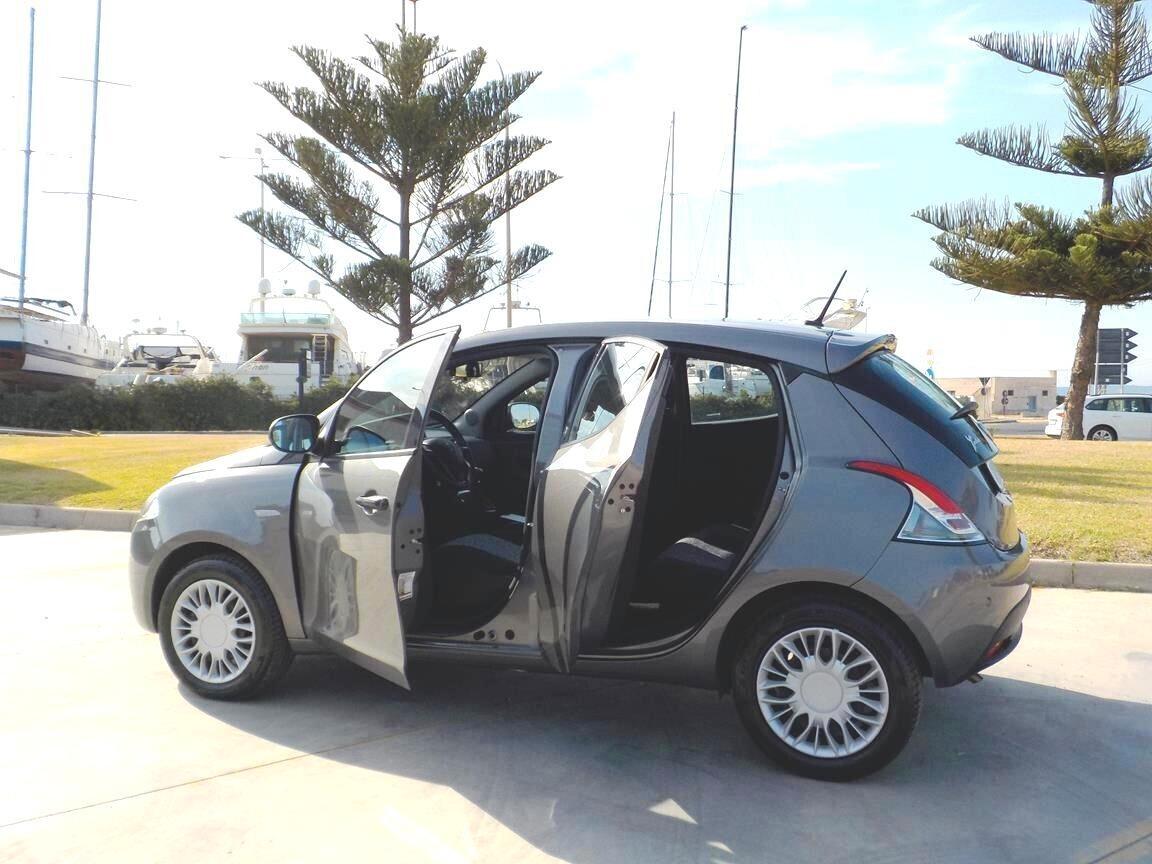Lancia Ypsilon 1.0 FireFly 5 porte S&S Hybrid Ecochic Silver