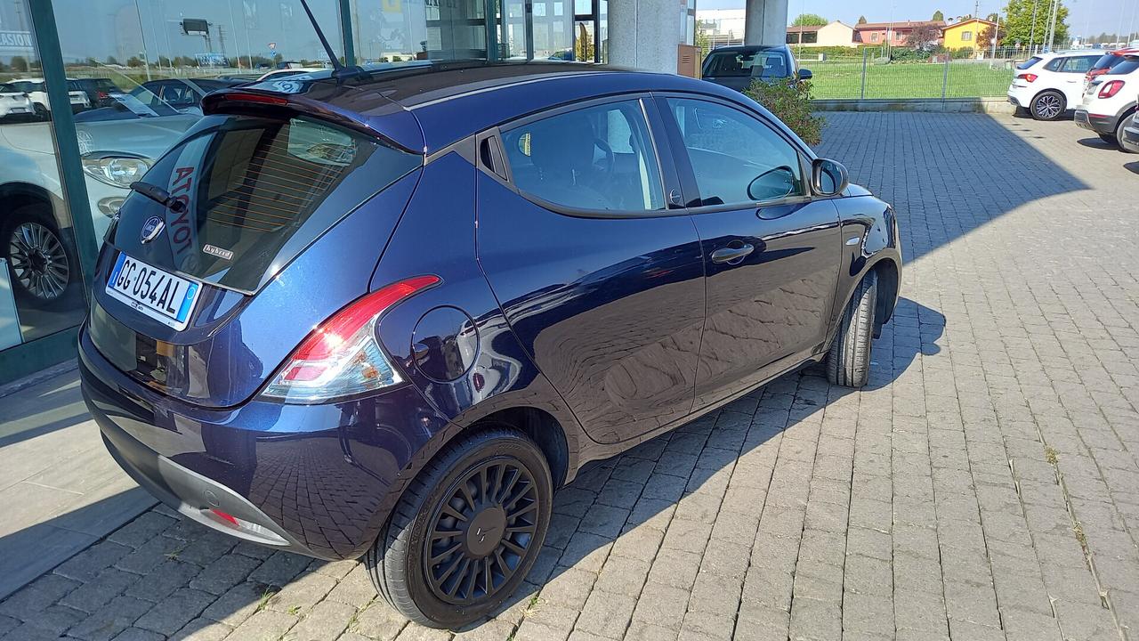 Lancia Ypsilon 1.0 FireFly 5 porte S&S Hybrid Ecochic Silver