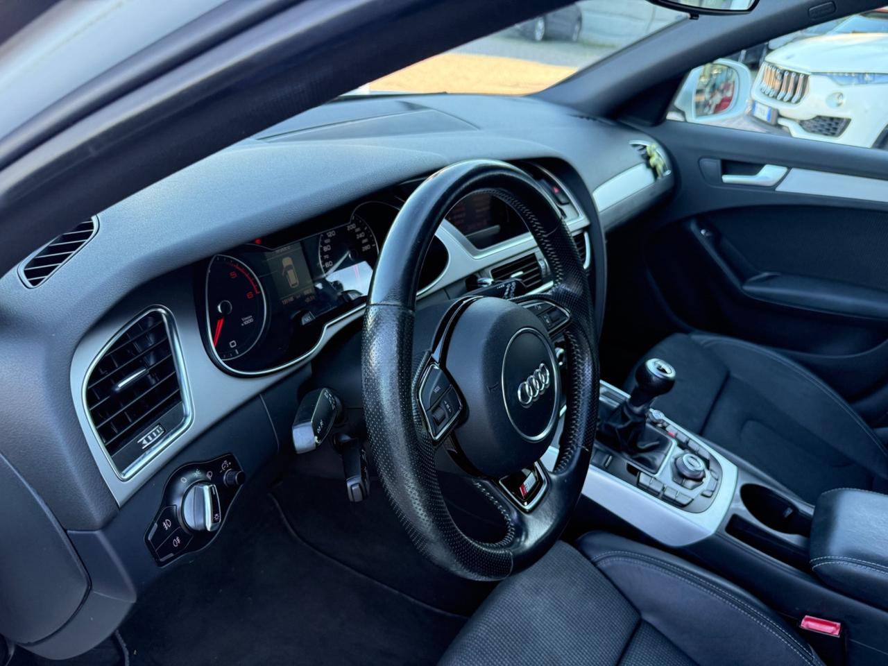 Audi A4 Avant 2.0 TDI 177CV s-line interno/esterno