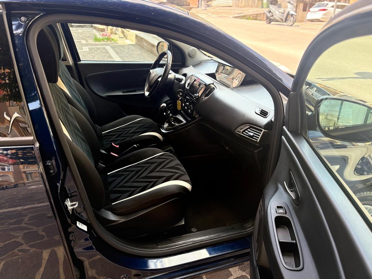 Lancia Ypsilon 1.2 69 CV 5P Gold UCONNECT Blue&Me