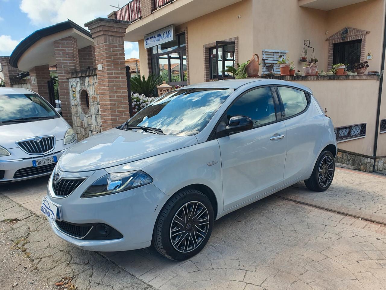 Lancia Ypsilon 1.0 FireFly 5 porte S&S Hybrid Ecochic Silver