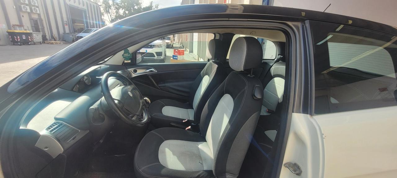 Lancia Ypsilon 1.2 Momo Design