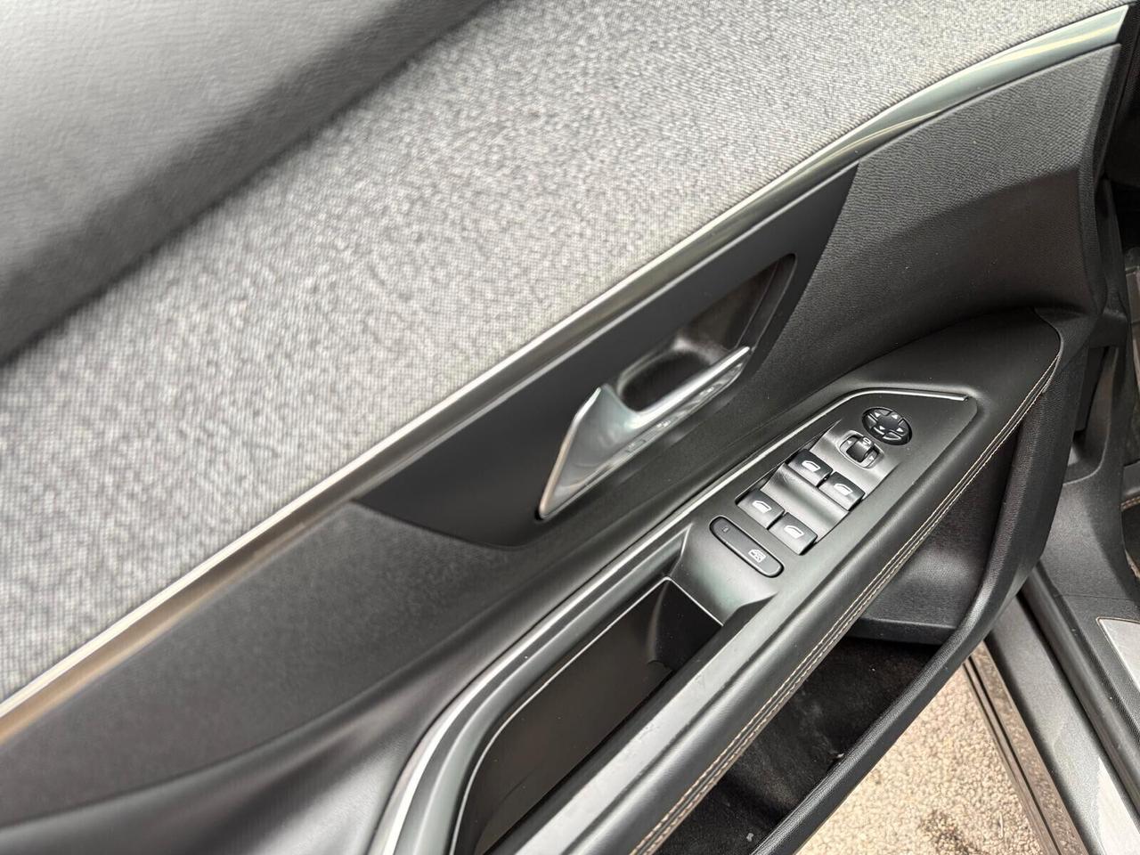 Peugeot 3008 1.5 Diesel Cambio Automatico Neopatentati