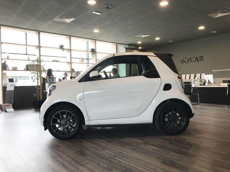 smart fortwo EQ cabrio suitegrey Caricatore da (22kW) Fari Ful Led