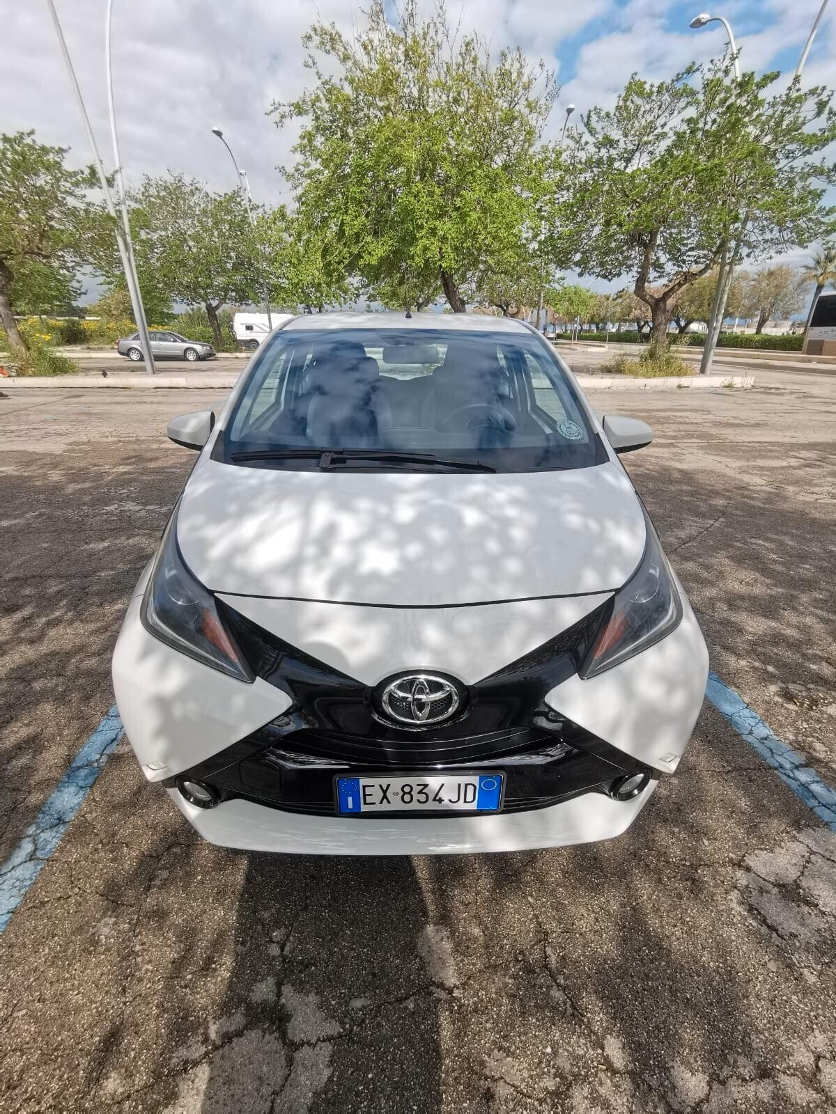 Toyota Aygo 1.0 VVT-i 69 CV 5 porte x-play MMT 2015