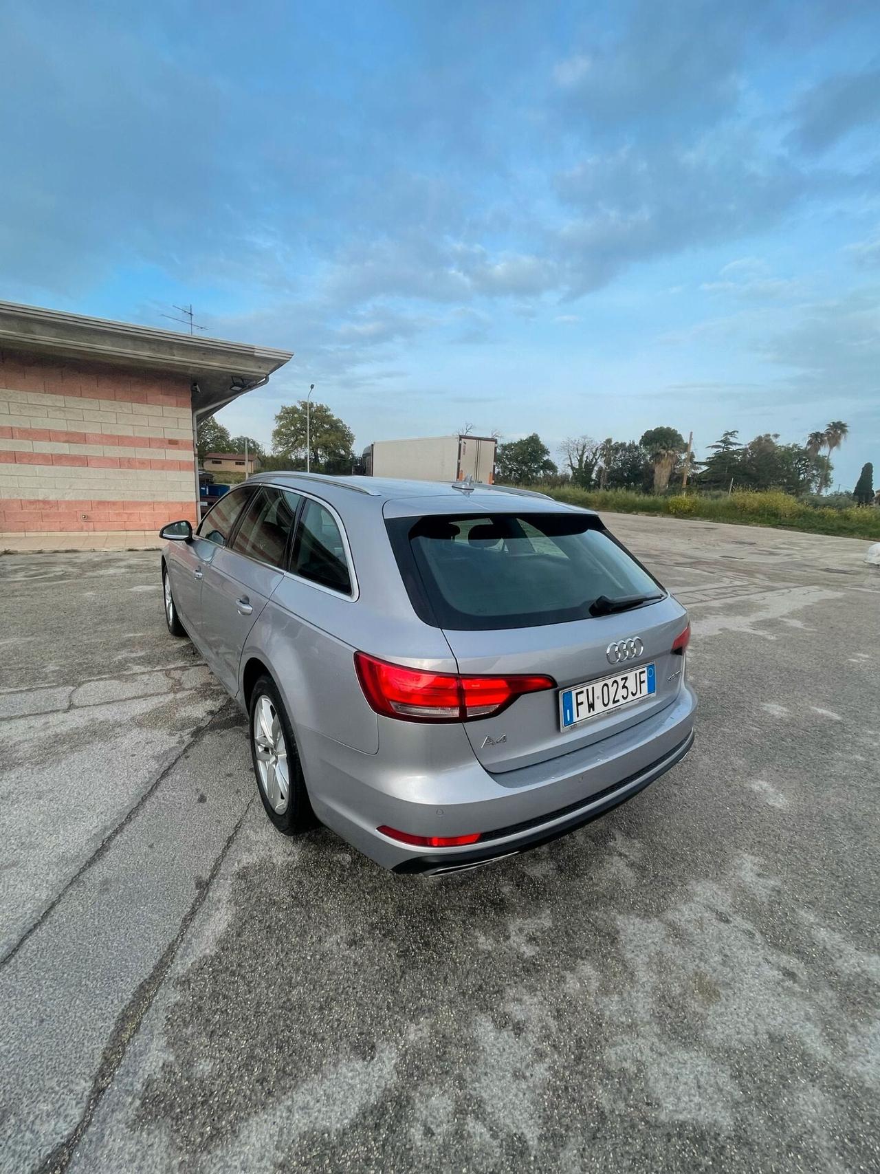 Audi A4 Avant 35 TDI 2.0 150 cv S-tronic S-line edition. Full optional
