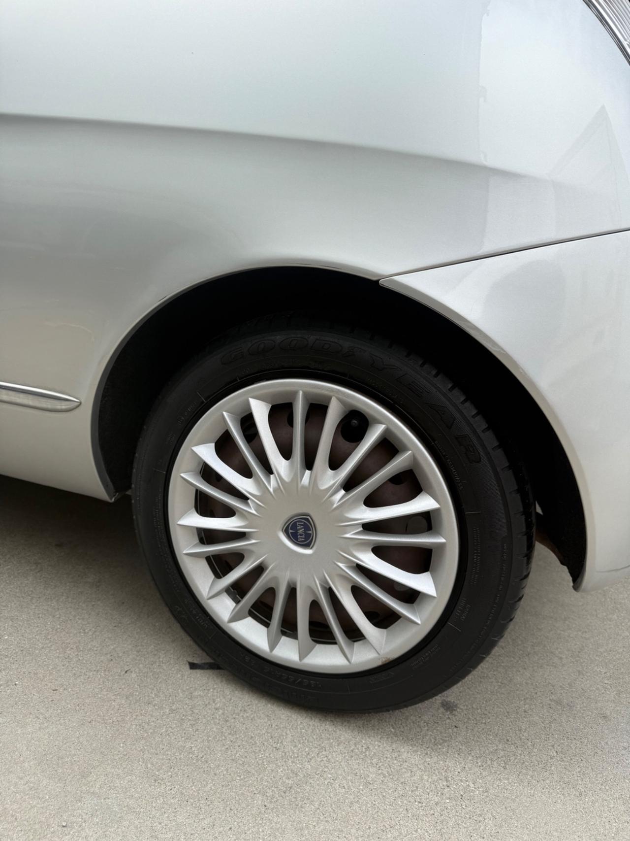 Lancia Ypsilon 1.2 69 CV 5 porte S&S Silver