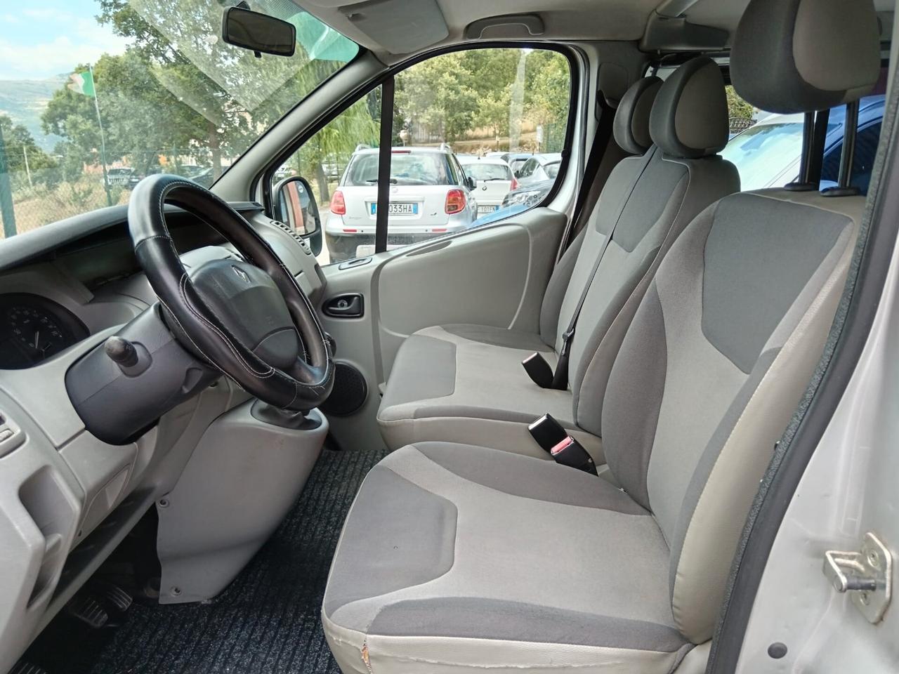 Renault Trafic. 9 posti