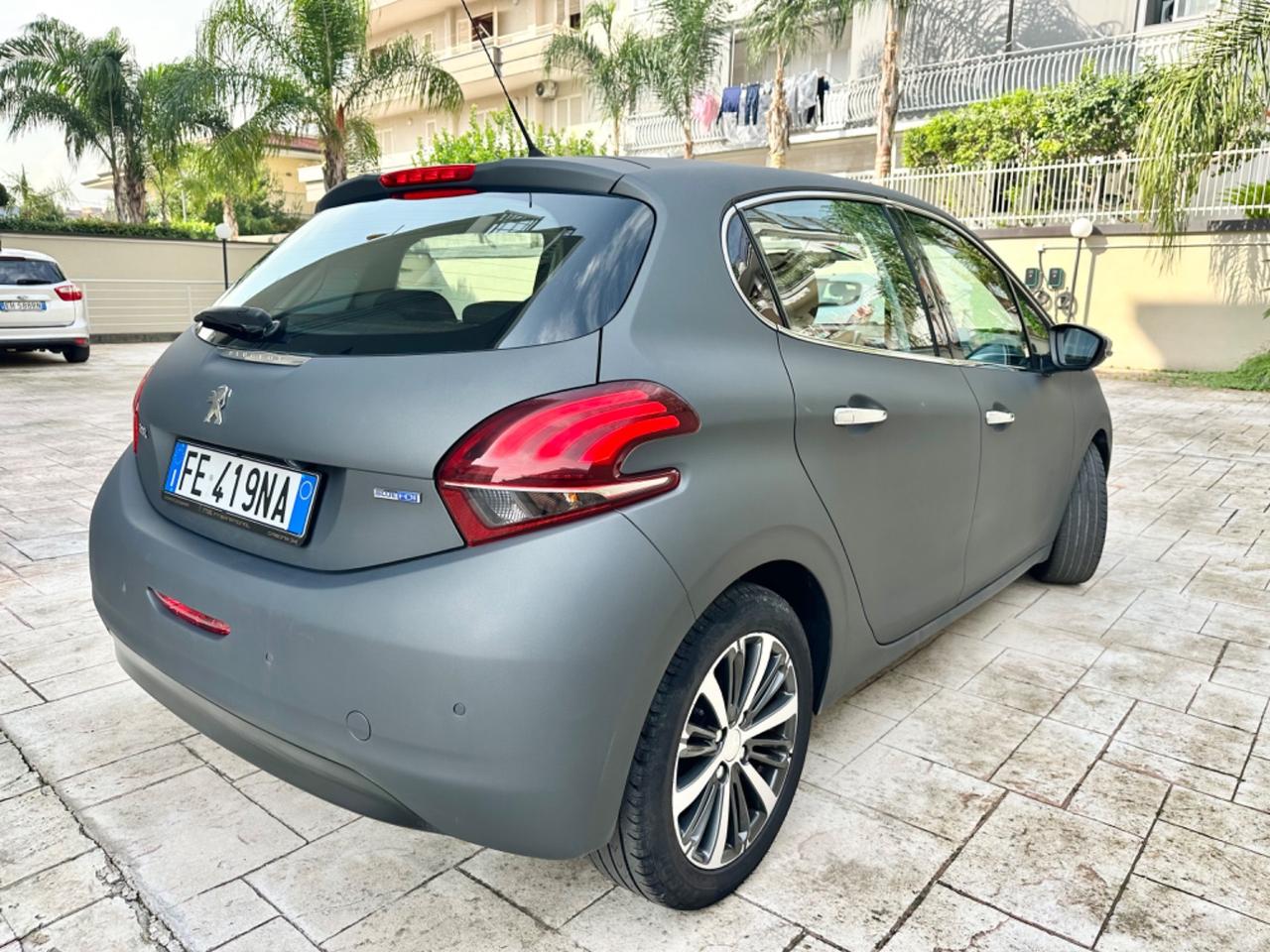 Peugeot 208 BlueHDi 75cv black matt