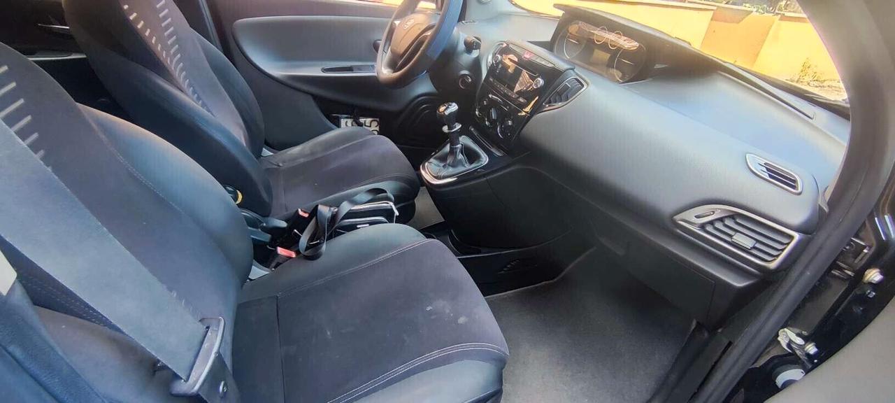 Lancia Ypsilon 1.2 69 CV Unyca