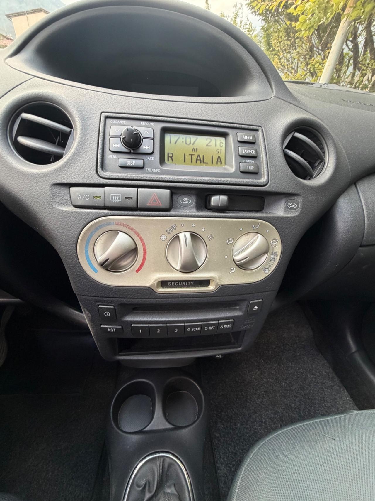 Toyota Yaris 1.3i 16V cat 5 porte Sol