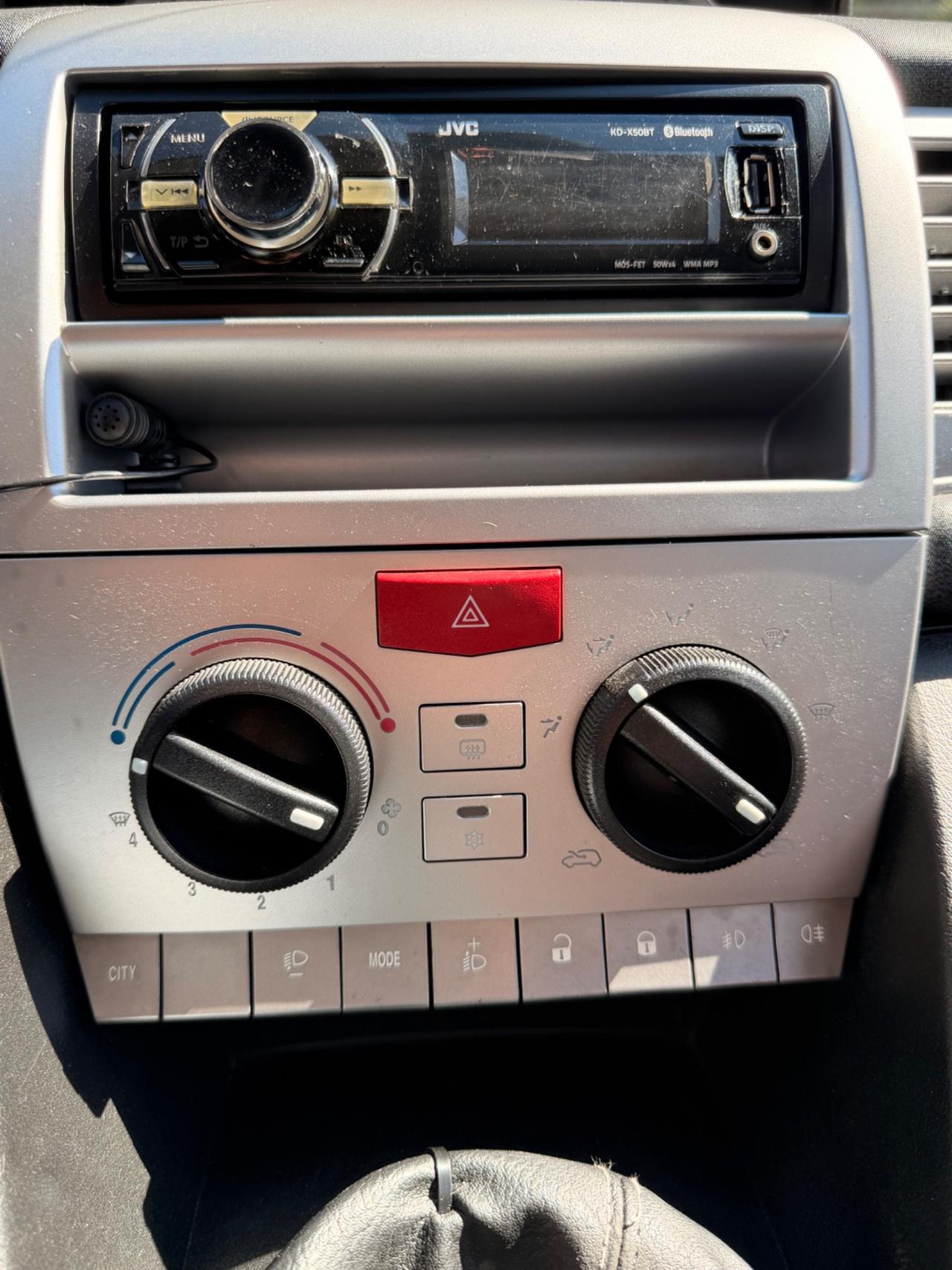 Lancia Ypsilon 1.2 69 CV Unyca 2012