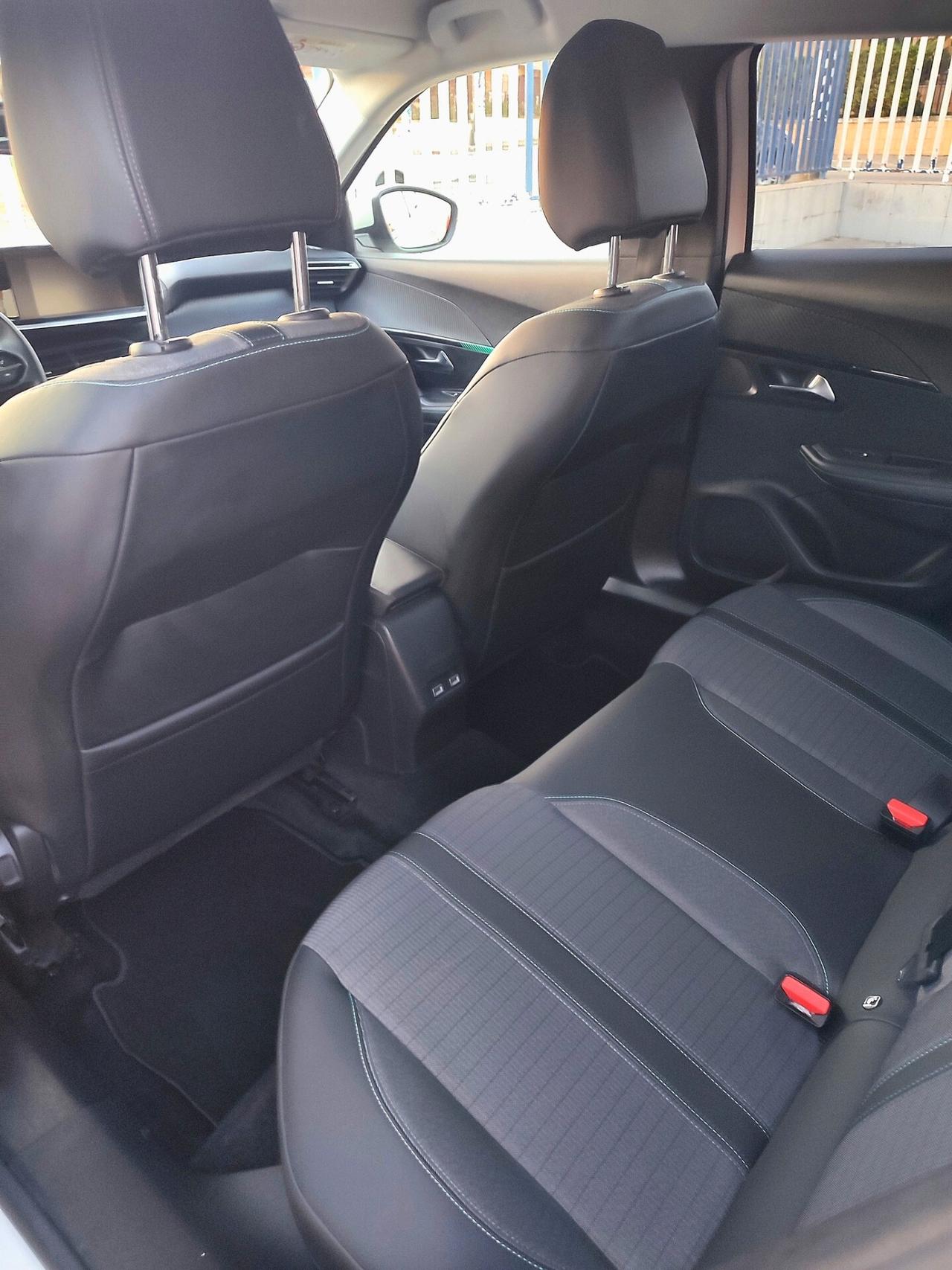 Peugeot 2008 1.2 bz Allure con 25.000 chilometri