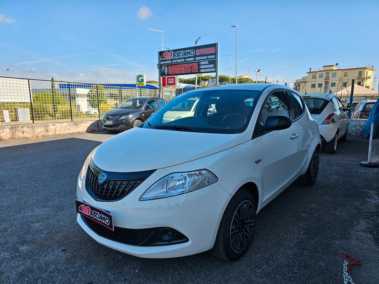 Lancia Ypsilon 2023 Noleggio BREVE termine