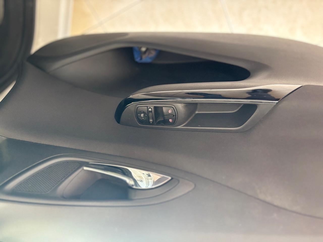 Opel Corsa 1.4 90CV GPL Tech 5 porte b-Color