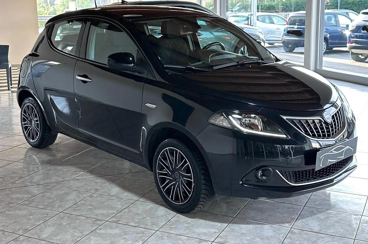 Lancia Ypsilon 1.0 FireFly 5 porte S&S Hybrid Silver