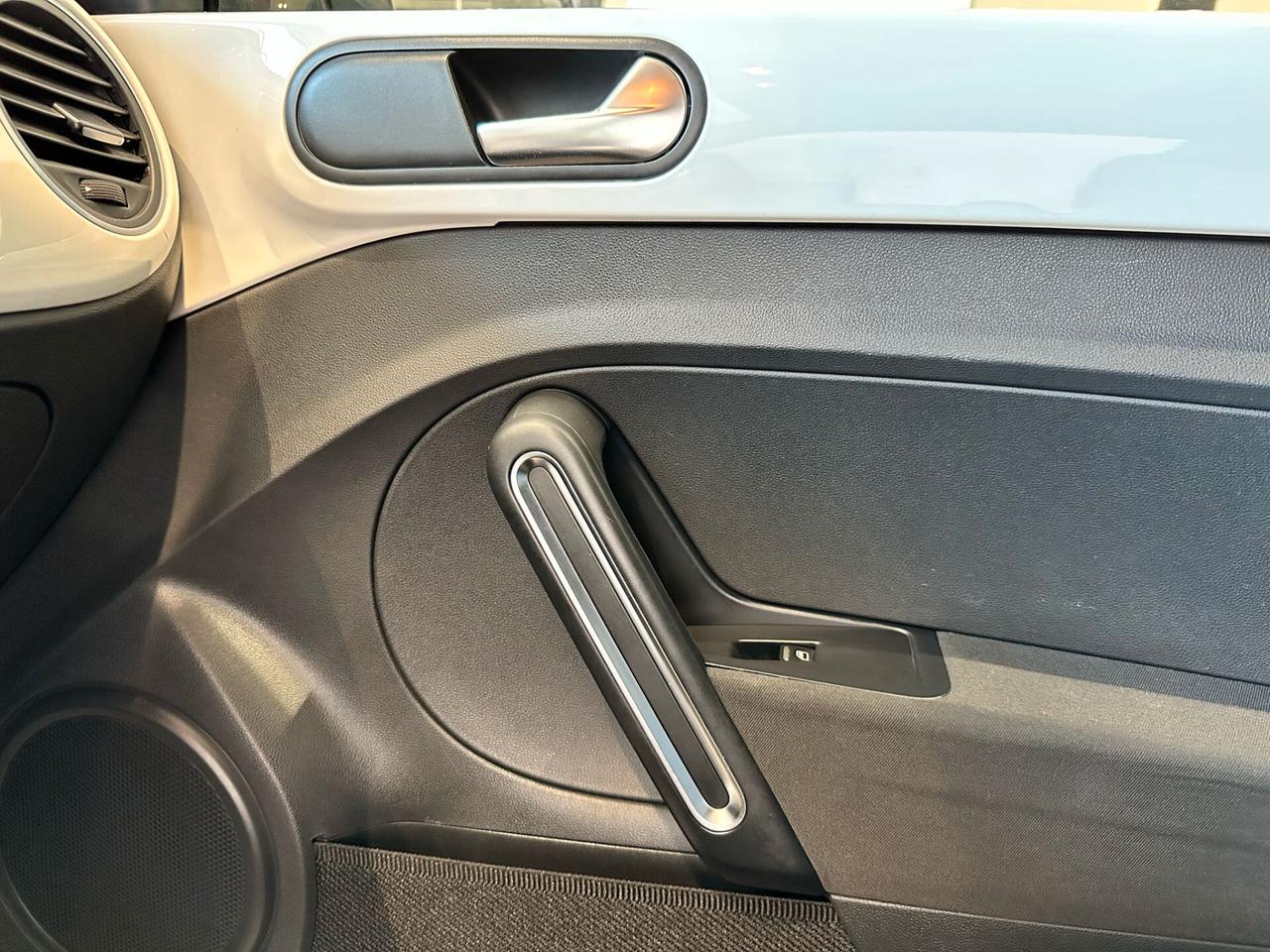 Volkswagen Maggiolino 1.6 TDI 105 CV Design 2012