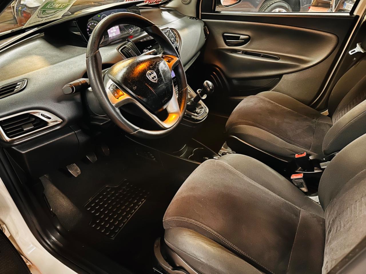 Lancia Ypsilon 0.9 TwinAir 85 CV 5 porte Metano Ecochic Elefantino