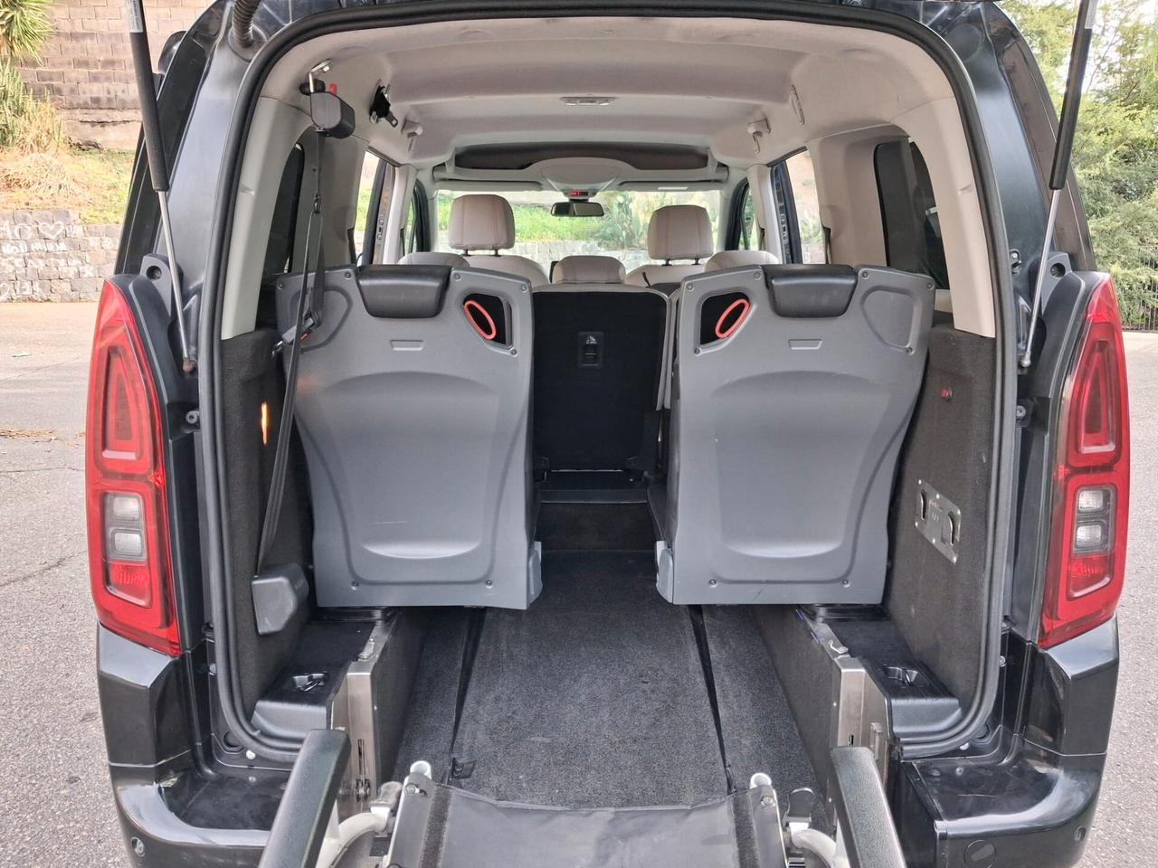 Toyota Proace Pianale ribassato con rampa disabili in carrozzina