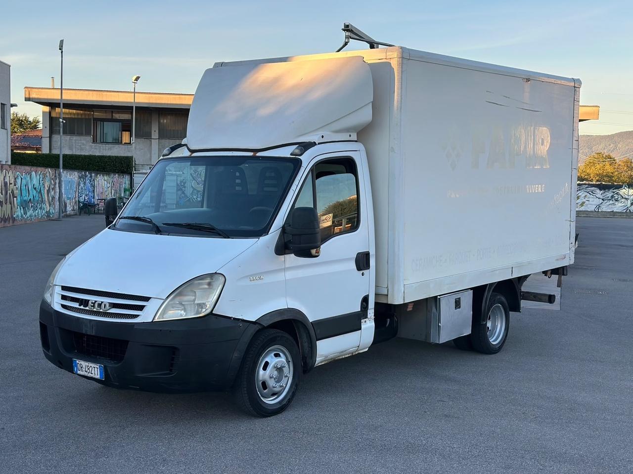 Iveco 35c15 con pedana