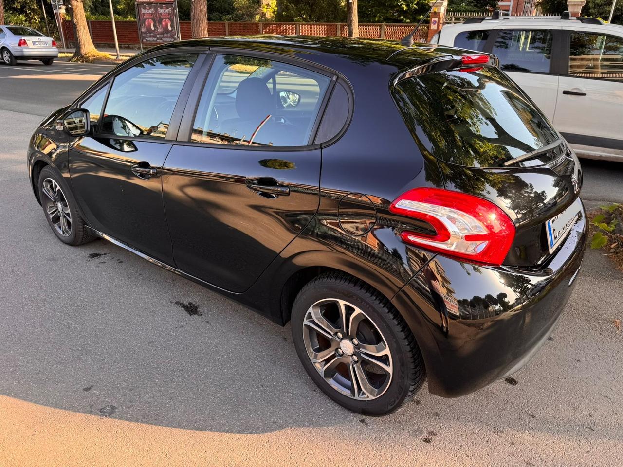 Peugeot 208 1.4 HDi 68 CV neopaten garanzia 12 mesi