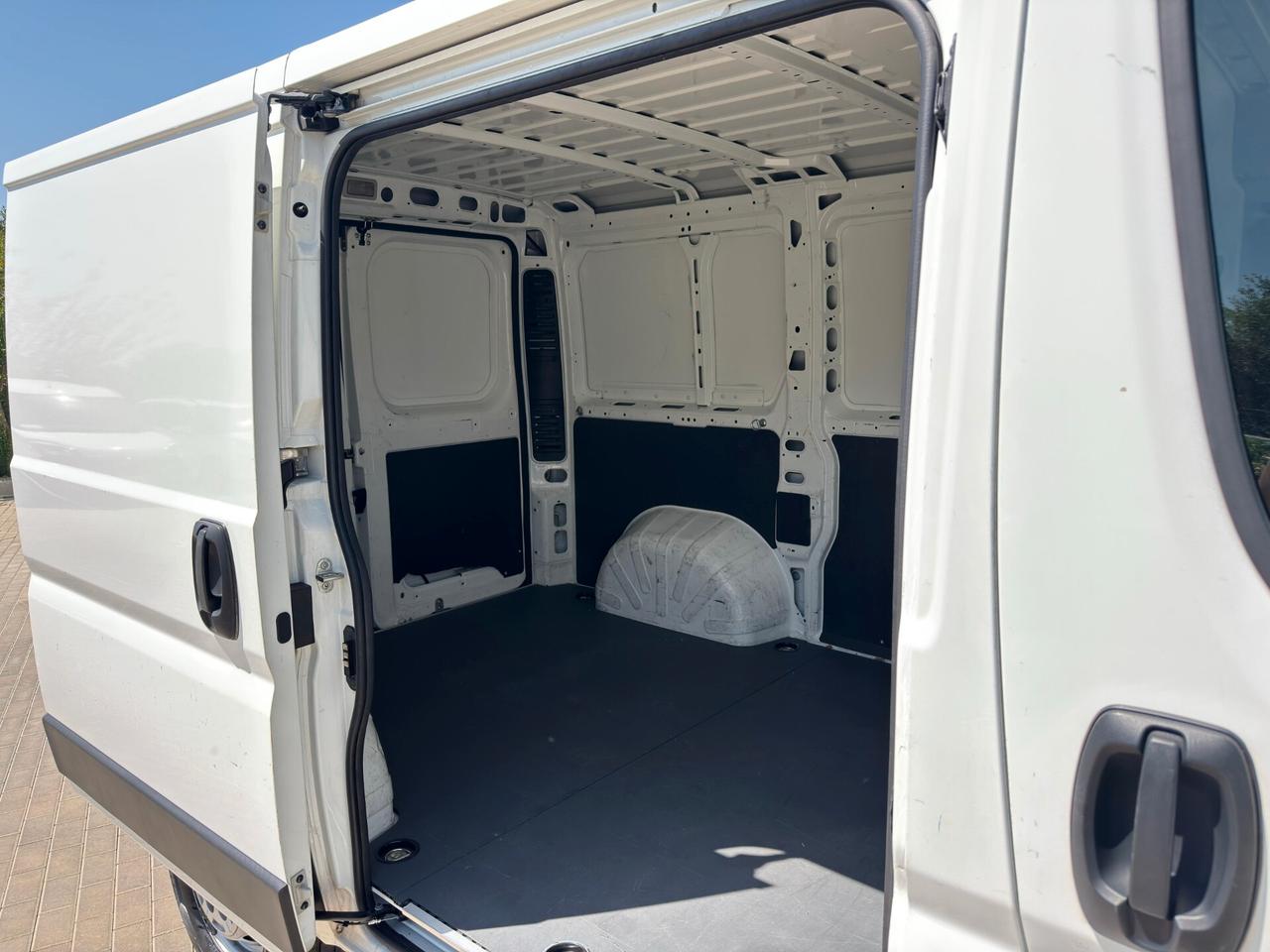 Peugeot Boxer 330 2.0 BLUEHDI 130 cv AUTOCARRO