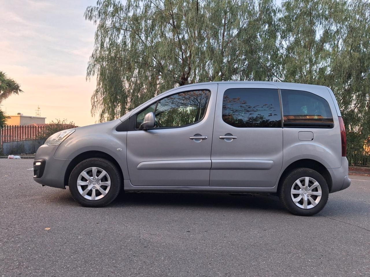 Peugeot Partner Pianale ribassato con rampa disabili in carrozzina