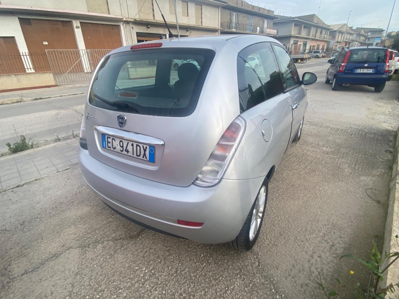 Lancia Ypsilon 1.2 69 CV Unyca