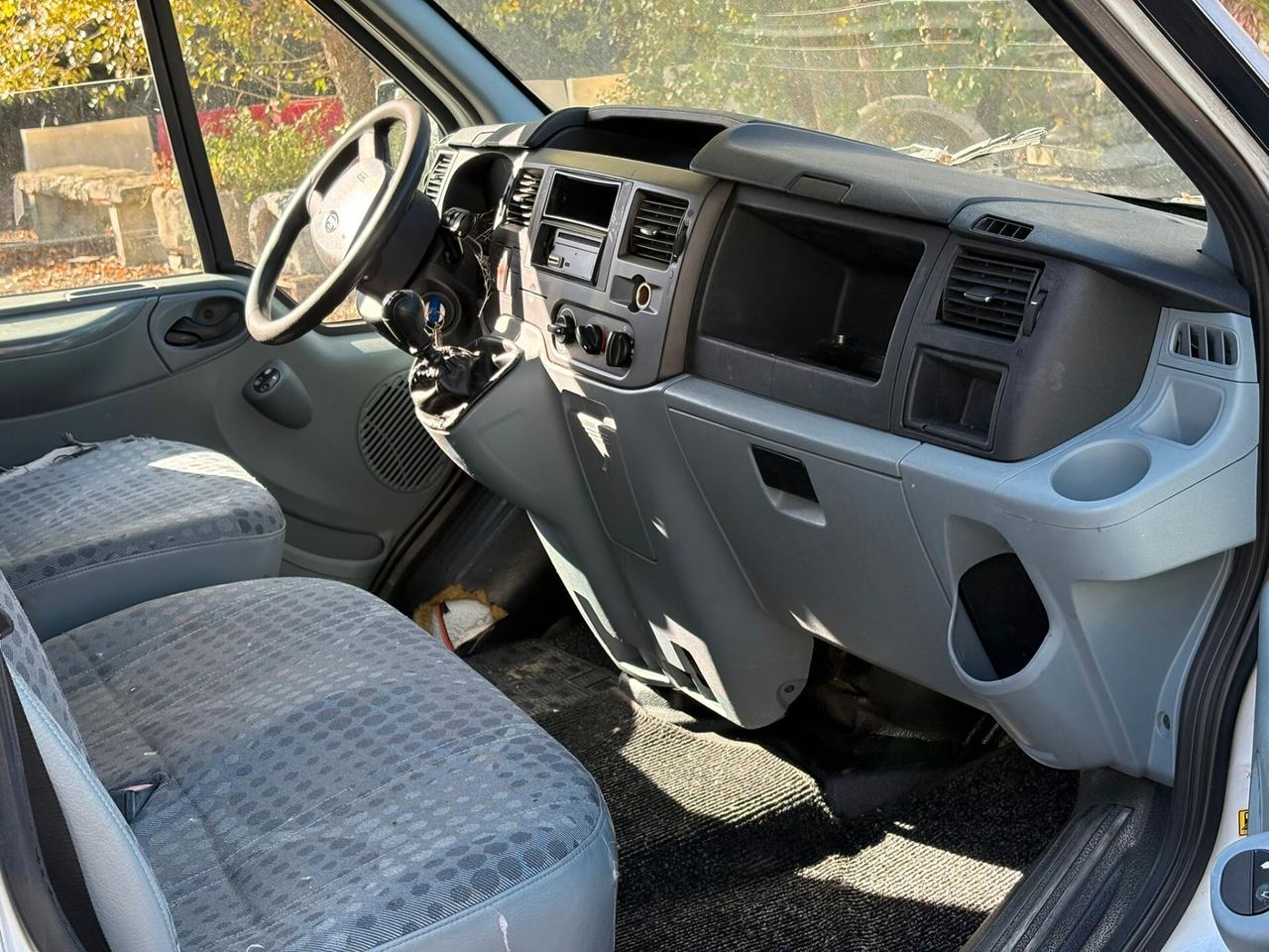 Ford Transit centinato con gancio traino