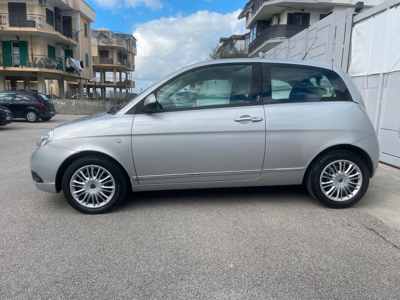 Lancia Ypsilon 1.3 MJT 75 CV Platino