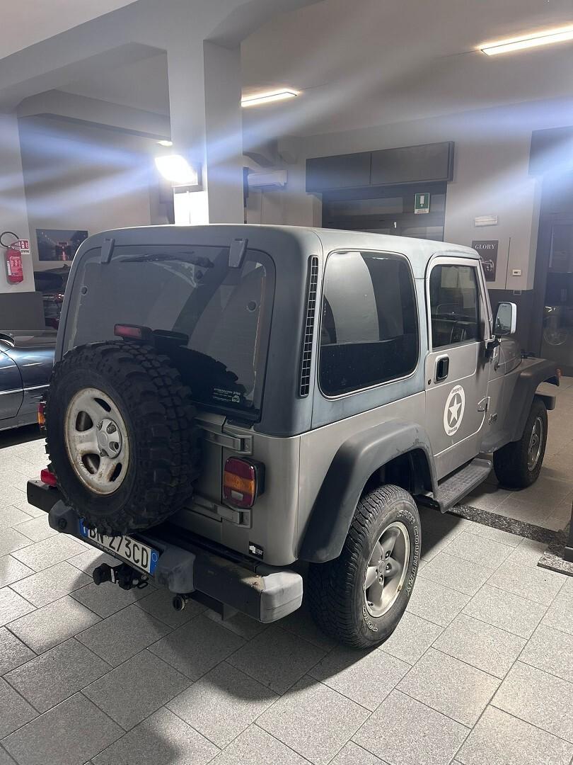 Jeep Wrangler con gancio traino omologato