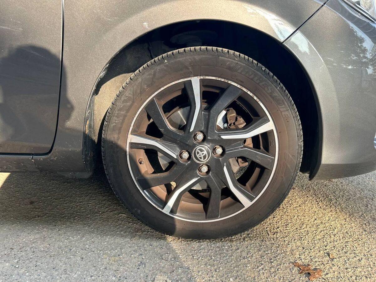 Toyota Yaris 1.5h Trend Red Edition 5p