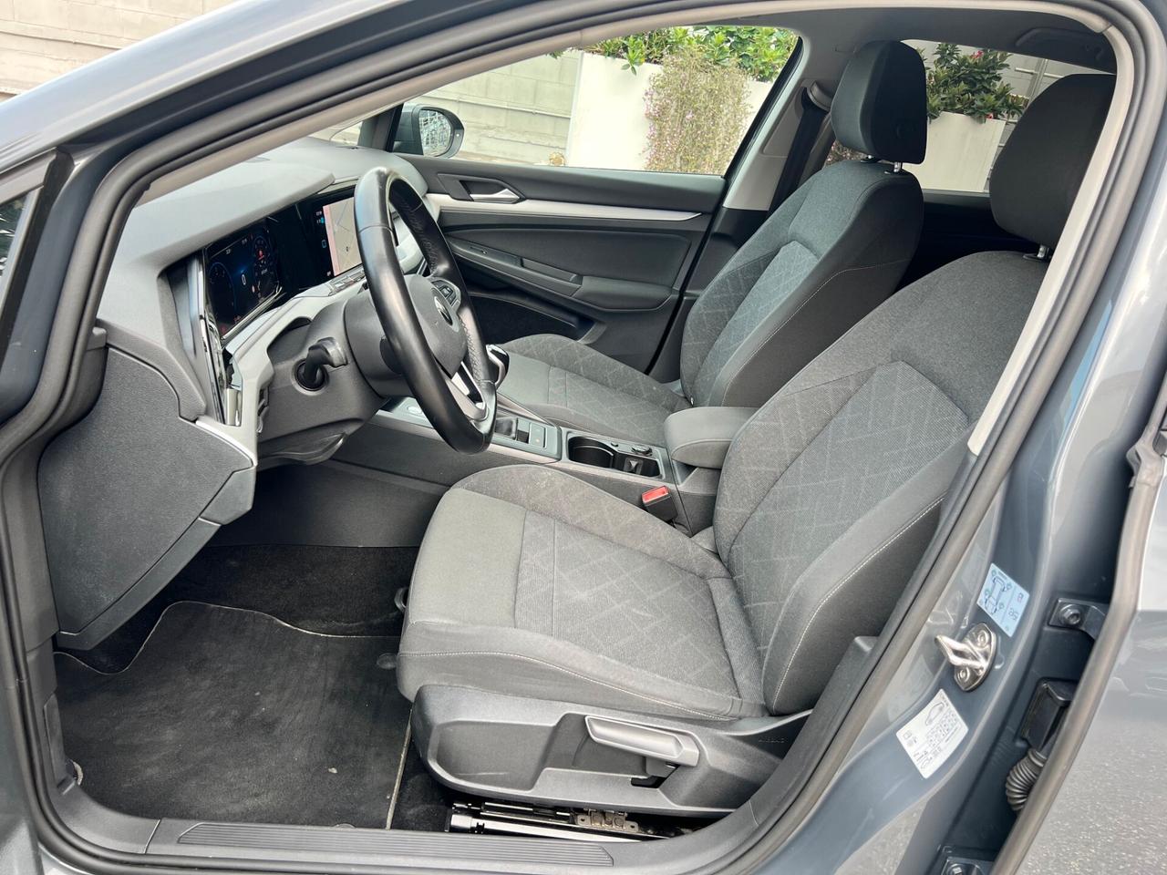 Volkswagen Golf VIII 8 2.0 tdi Life 115cv VIRTUAL/LED/NAVI PERFET.