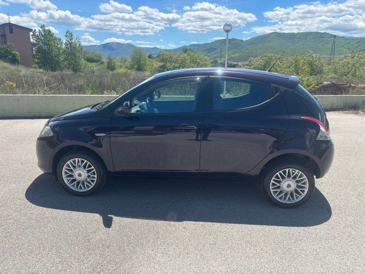 Lancia Ypsilon 0.9 TwinAir 85 CV 5 porte Metano Ecochic Silver