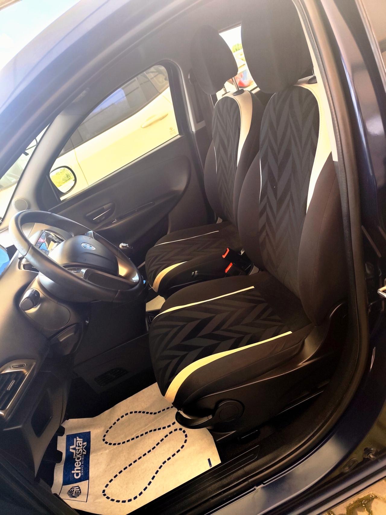 Lancia Ypsilon 1.2 69 CV 5 porte Silver