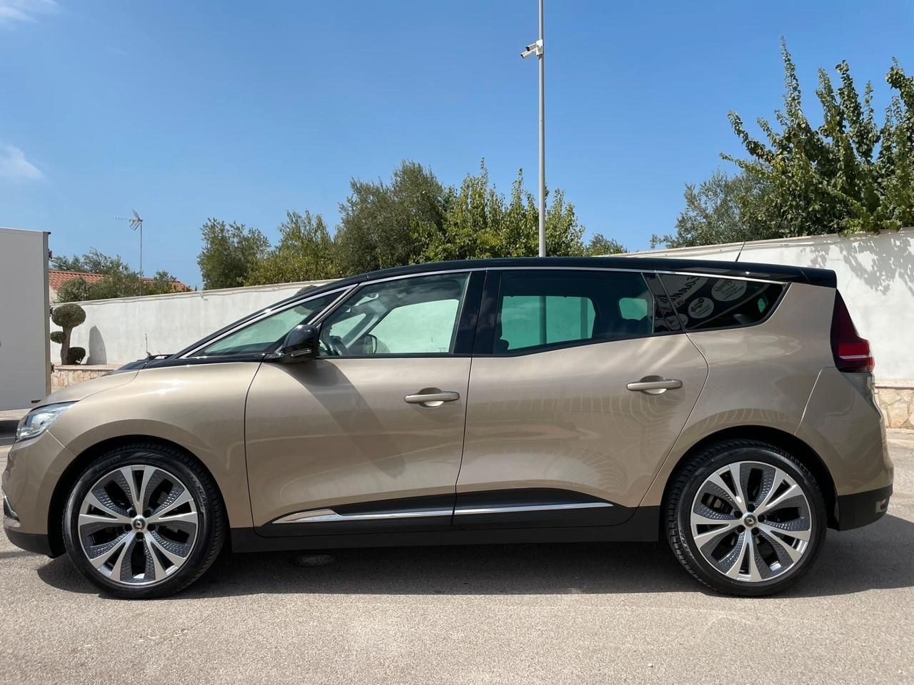 RENAULT GRAND SCENIC Blue dCi 120 CV Initiale Paris