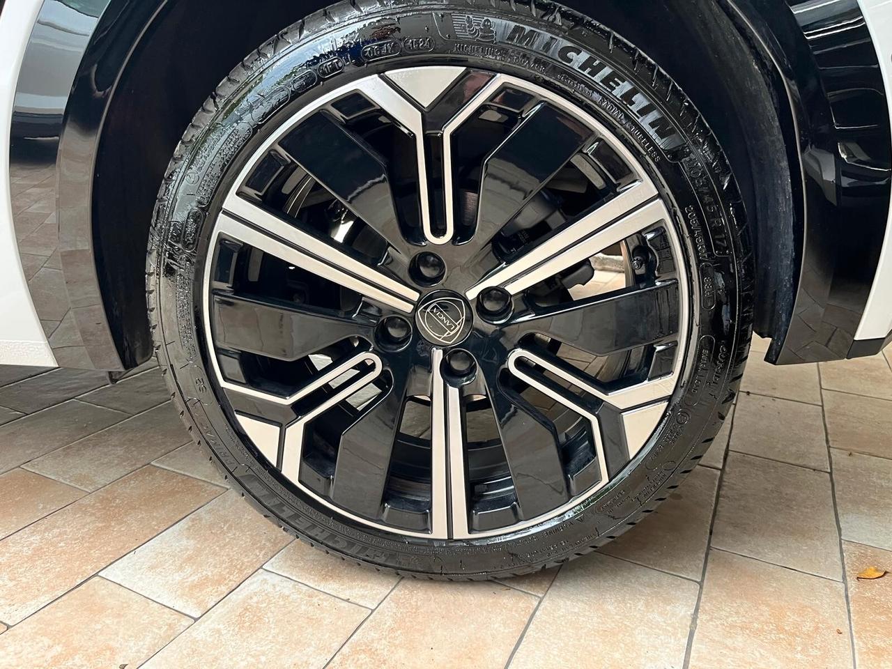 Lancia Ypsilon Hybrid e-DCT Edizione Cassina
