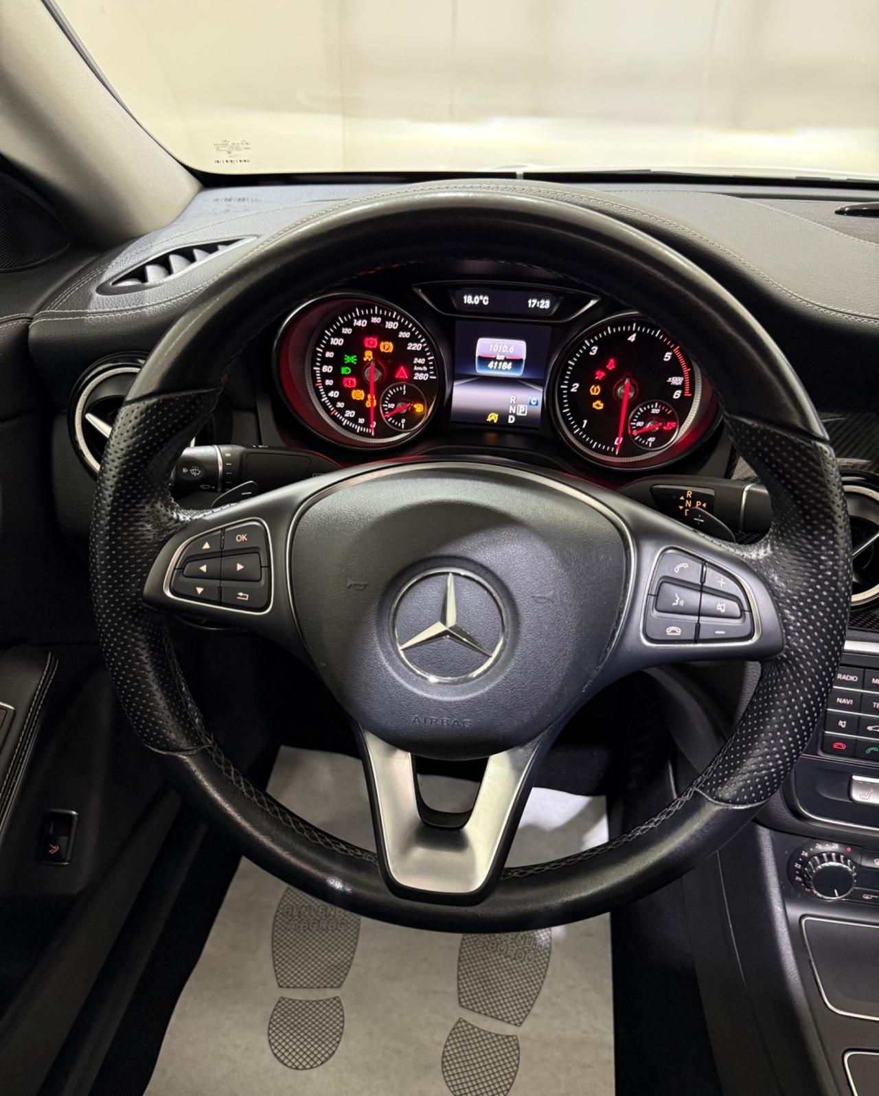 CLA 220 D AUTOMATIC PREMIUM TOTAL BLACK
