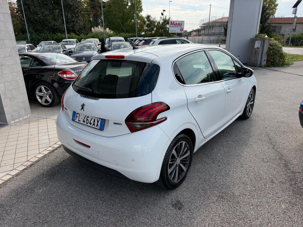 Peugeot 208 1.2 benzina Neopatentati