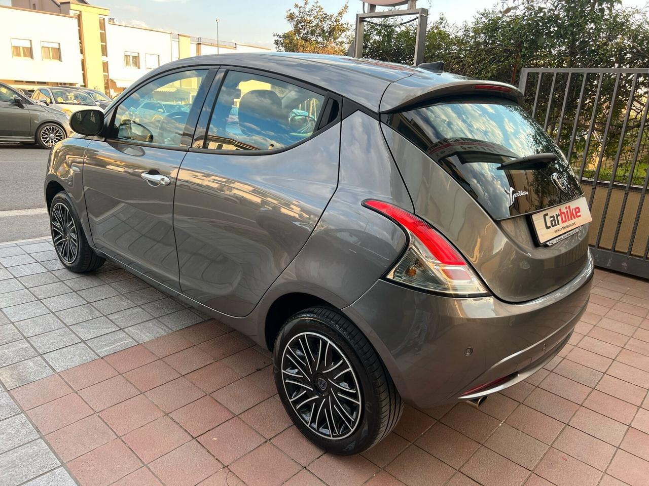 Lancia Ypsilon 1.0 FireFly 5 porte S&S Hybrid Ecochic Silver