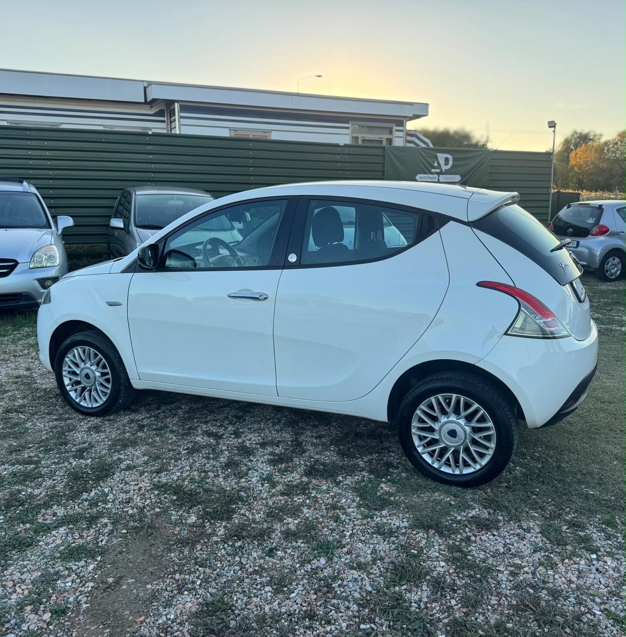 Lancia Ypsilon 0.9 TwinAir 85 CV 5 porte Metano Ecochic Gold