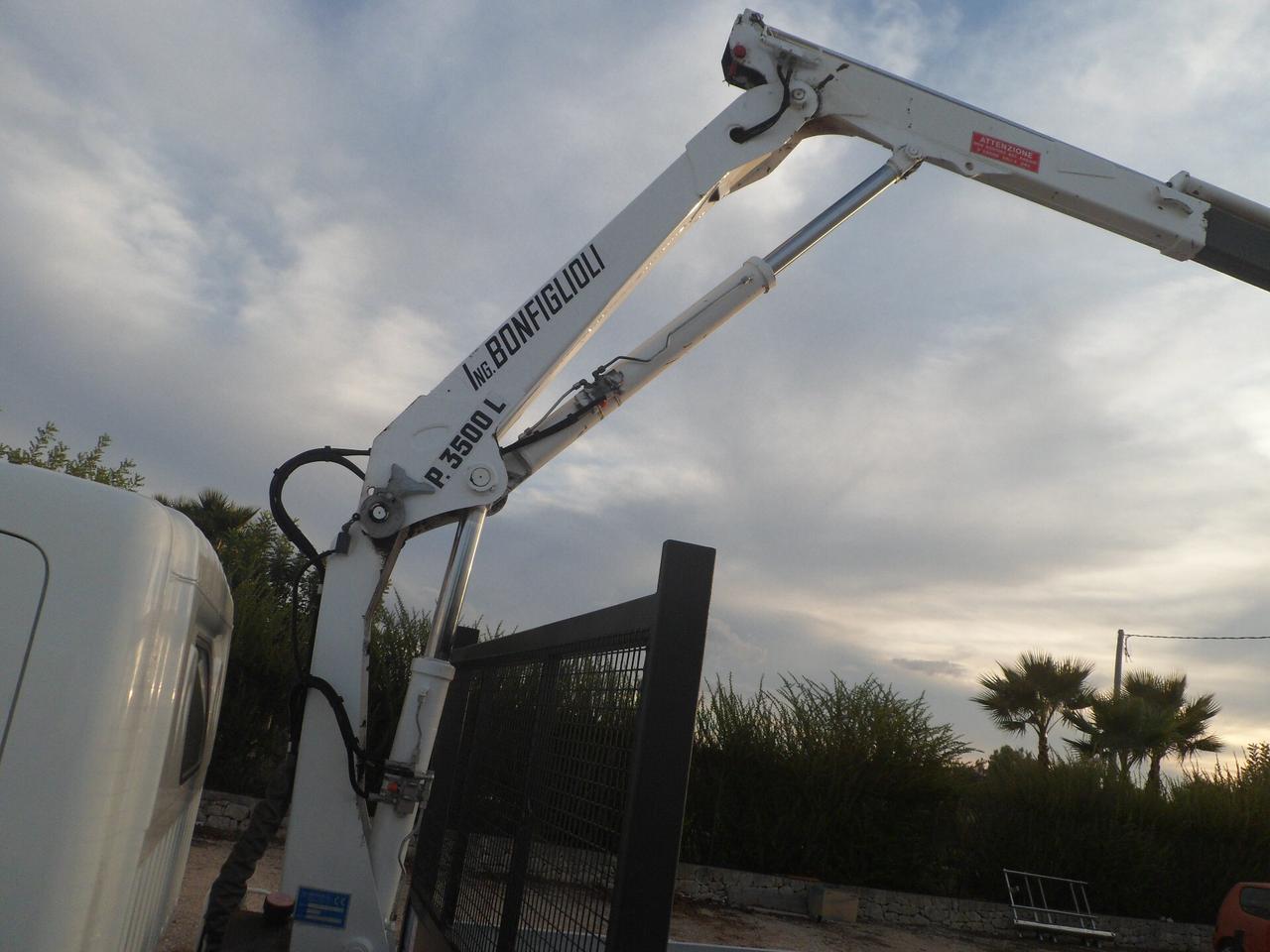 Nissan cabstar cassone con gru
