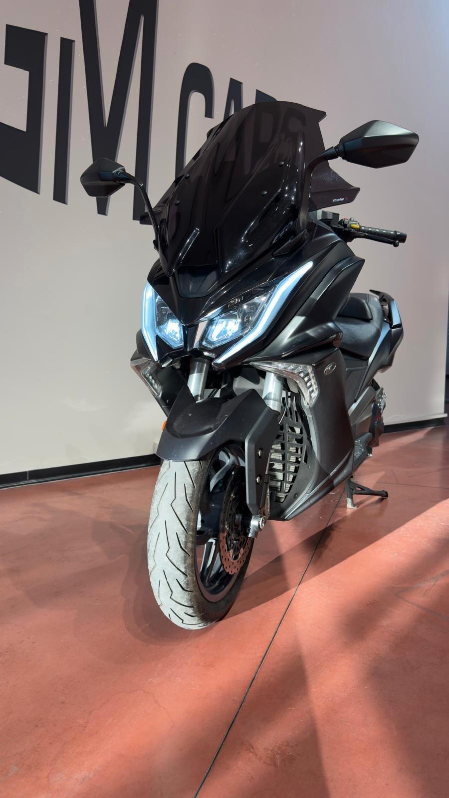 Kymco AK 550