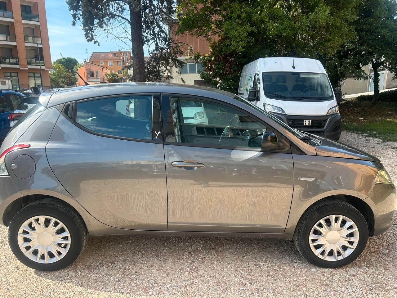 Lancia Ypsilon 0.9 TwinAir 85 CV 5 porte Metano Ecochic Elle