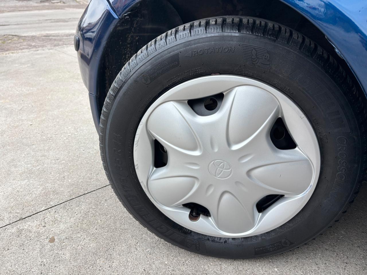 Toyota Yaris 1.0i 16V cat 5 porte Sol-2000