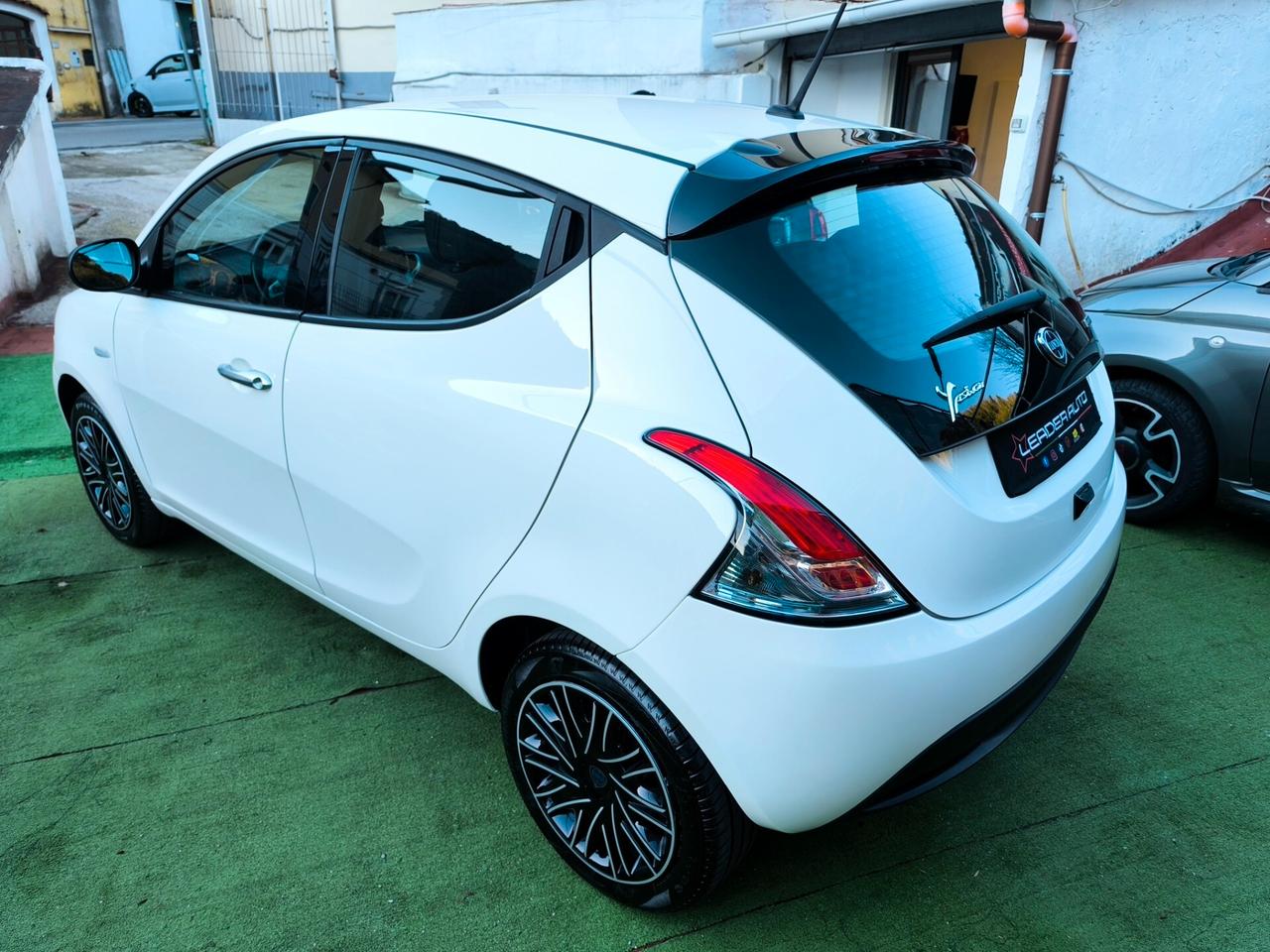 Lancia Ypsilon 1.0 FireFly 5 porte S&S Hybrid Silver