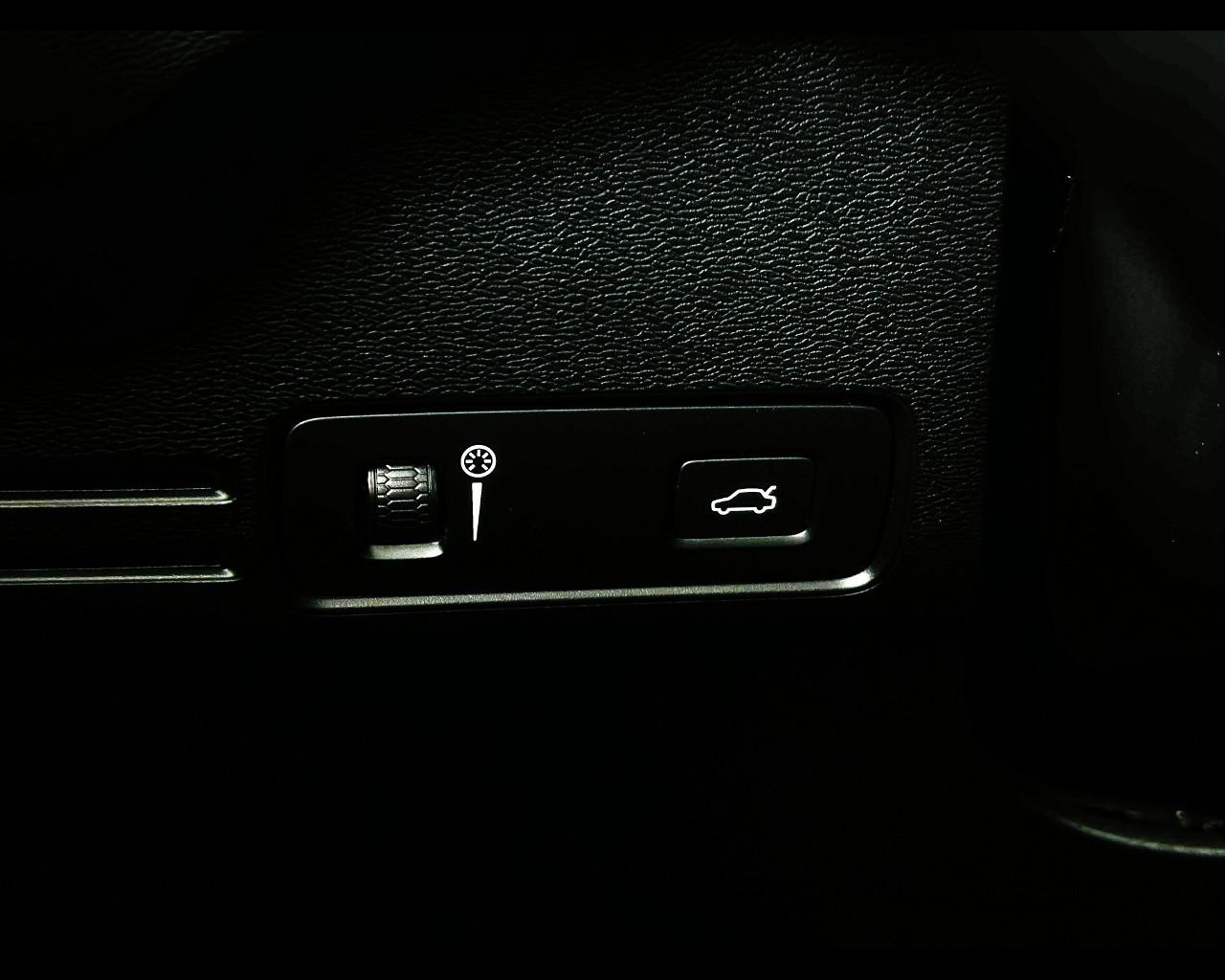 VOLVO XC40 (2017-->) - XC40 D3 Geartronic Momentum Core