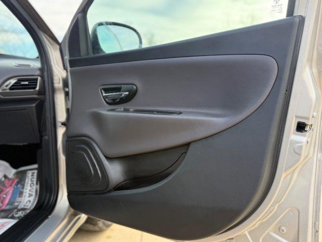 LANCIA Ypsilon 1.2 69 CV 5 porte Gold BICOLOR